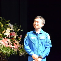 ホールを通って登場した若田宇宙飛行士