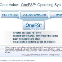 中核技術:OneFSオペレーティングシステム。OneFSはハードウェア障害にも強く、アイシロン製品の導入によりデータのバックアップを行わなくなった企業も存在するほどだ。OneFSに採用されているFlexProtect-AP機能は、すべてのデータとエラー修正情報をクラスタ全体にまたがって自動分散しているため、複数のハードディスクに障害が発生してもデータの完全性が保たれるという。
