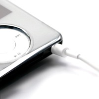 　TUNEWEARは21日、ハードシェルケース「TUNESHELL」シリーズの新製品として前面にミラーフェイス、背面にブラックバックを採用した第3世代iPod nano用「TUNESHELL Mirror for iPod nano」を発売した。