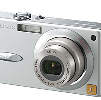 　松下電器産業は、デジタルカメラ「LUMIX」シリーズの新ラインアップとして、スリムボディに手ブレ補正機能と光学3倍ズームを搭載した「DMC-FX7」「DMC-FX2」を8月27日に発売する。