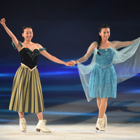 浅田真央（左）と姉の舞「THE ICE 2014」 (c) Getty Images