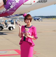 「MARIKO JET」と篠田麻里子（10月27日、成田空港）