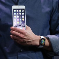 iPhone 6を持ち、Watchを装着したティム・クック　(c) Getty Images