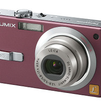 　松下電器産業は、デジタルカメラ「LUMIX」シリーズの新ラインアップとして、スリムボディに手ブレ補正機能と光学3倍ズームを搭載した「DMC-FX7」「DMC-FX2」を8月27日に発売する。