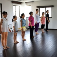 小学生から親世代まで、幅広い年代でラインダンスを練習する