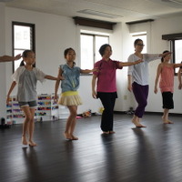 先生の動きを確認しながら、ラインダンスの練習