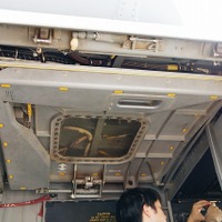 上側のドアは機内に収容される。着陸進入前はこれを開け、エンジンナセルの角度を乗員が目視で直に確認する。