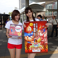 海浜幕張駅前では、dゲーム「キン肉マン超人タッグファイト」向けのカードを配布