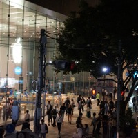 iPhone 6発売前日、アップルストア表参道の行列が1000人に達する勢い 画像