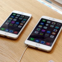 iPhone 6（左）とiPhone 6 Plus