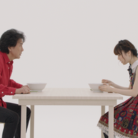 「マルちゃん正麺 塩味」新CMで共演する役所広司（左）とAKB48島崎遥香