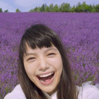 宮崎あおい＆本田圭佑、大自然の中で開放感あふれる笑顔 画像