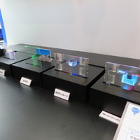 オムロンの透明なプレートを用いた空間投影技術
