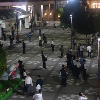 千葉県海浜幕張駅前の広場では足をとめ夜空を見上げる人の姿が