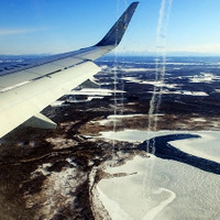 冬の北海道の上空を飛ぶ《撮影 大野雅人》