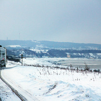 真冬の釧網線北浜駅に立つ《撮影 大野雅人》