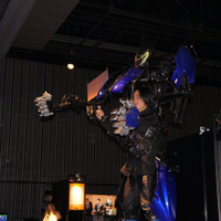 巨大ロボットに乗る気分を満喫できるメカニカルスーツ「スケルトニクス」