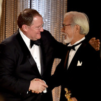 アカデミー賞名誉賞を受賞した宮崎駿とプレゼンターを務めたジョン・ラセター-(C) Getty Images