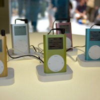 　アメリカから遅れること約半年。ようやく日本でもポータブルHDDプレイヤー「iPod mini」の販売が開始された。アップルコンピュータの直販店「Apple Store, Ginza」では、午前10時からの発売を待つ約1,500人が列をなした。