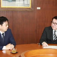 國領二郎氏とビートコミュニケーションの村井亮社長（左から）