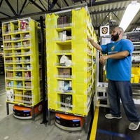 米Amazon、配送センターに導入したロボットの映像を初公開 画像