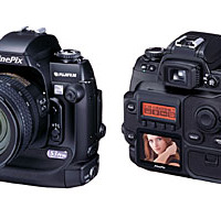 　富士写真フイルムは、有効1,234万画素、APSサイズ（15.5×23.0mm）の「スーパーCCDハニカム SRII」を搭載した、デジタル一眼レフカメラ「FinePix S3 Pro」を10月上旬に発売する。