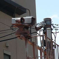 主要国道の交差点には警察の交通監視用カメラの設置が多いが、大多喜町ではここに防犯カメラが設置される（写真は警察設置の交差点カメラの例）。