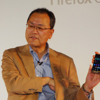 新製品「Fx0」を発表するKDDIの田中孝司社長