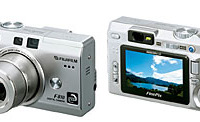 　富士写真フイルムは、有効630万画素の「スーパーCCDハニカムIV HR」と2.1型ワイド液晶ディスプレイを搭載したハイスペックデジタルカメラ「FinePix F810」を8月上旬に発売する。