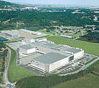 　シャープは28日、液晶テレビ向け大型液晶パネルの需要拡大に対応するため、亀山工場（三重県）に第2期大型液晶生産ラインを導入し、予定どおり8月に稼働すると発表した。