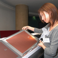 日本写真印刷の技術で仕上げられた「dv6700」の天板。日本HPではこのデザインをHP Imprintと呼んでいる。