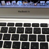 MacBook Airのロゴ。「Air」の文字だけが細いのは薄さのこだわりの表れか