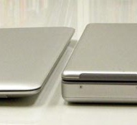 旧アップルノートPC「12.1型PowerBook G4」と並べてみる。薄さ・軽さとも13.3型のMacBook Airが圧倒的勝利。さすが最新モデル