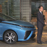 安倍首相「水素社会の幕開けを実感」……トヨタ、官邸に新型FCV「MIRAI」を納車 画像