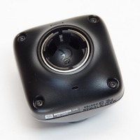 リヤカメラは背面に球体のジョイントがあり、専用のマウントブラケットと接続するようになっている。