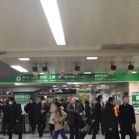 東京都内の某駅の新幹線改札口では各改札に向けたカメラが多数設置されている《写真はイメージです》