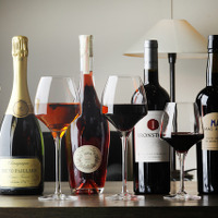 バレンタインスペシャルディナーコースに合わせてセレクトしたシャンパン、ワインをグラスで味わえるワインセットを用意。