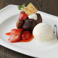 デザートには、「コンパーテス ショコラティエ」を代表するスカル柄のショコラをトッピングしたガトーショコラが登場する。