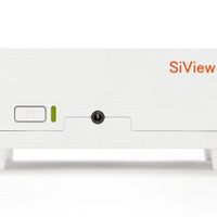 「SiView」正面。寸法11.8×5.6×7cm、重さ190gと超小型・軽量。中央にあるのはオーディオ端子（画像はプレスリリースより）