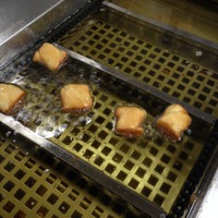 「揚げたて豆乳ドーナツ」は客の注文が入ってから揚げてアツアツを提供する。