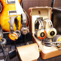 ギブソンはエレキギターと同じ素材を使ったヘッドホンを発表
