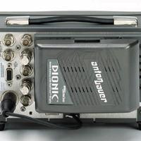 「WFM4000型」の背面（バッテリ装着例）