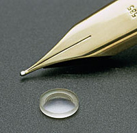 カシオ、2割の薄型化が図れる透光性セラミックスレンズを開発