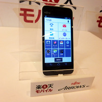 楽天モバイルの新端末ARROWS M01（Photo：大野雅人）