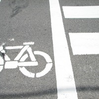 自転車の事故は、“いきなり”かつ“相手のほうが大きい”事故になりがちだ（イメージ）