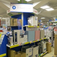ビックロ ビックカメラ 新宿東口店5階の空気清浄機売り場では、特化型のブルーエアの商品を大きく展開
