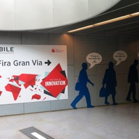会場の最寄りのEuropa Fira駅にもMWC関連の看板が