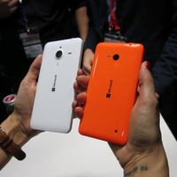 「Lumia 640」（右）と「Lumia 640 XL」