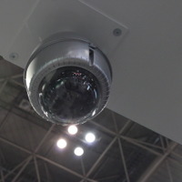 ハウジングを施した屋外監視用全方位ネットワークカメラ「VN-H128WPR」。他にもカメラ本体をそのまま天井などに取り付ける簡易型と、天井埋め込み型がある