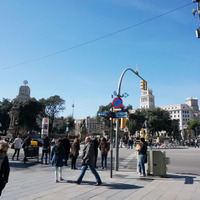 金曜日の午後は夕方前から週末気分でくつろぐバルセロナ市民で賑わっていた。写真はカタルーニャ広場にて撮影